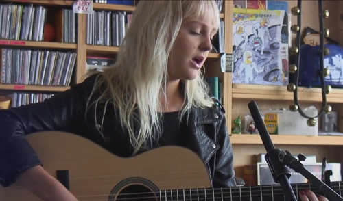 Laura Marling performs new song